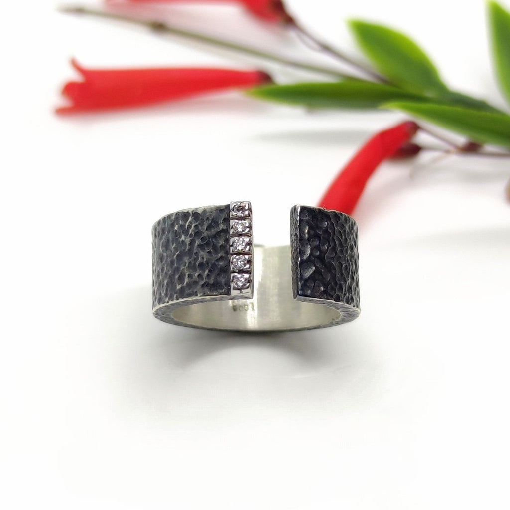 Anillo artesanal de plata oxidada, oro 18 kilates y diamantes. Realizado por LARA joies Reus. Joya en plata y oro. Joia en plata i or. Anell i anillo con diamantes. Joyas y anillos artesanales y personalizadas. Joieria LARA joies Reus. Joyeria LARA joies