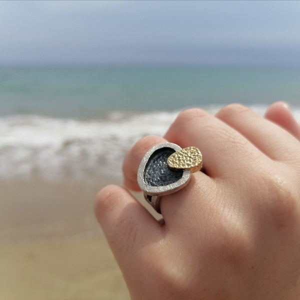 Anillo artesanal de la marca LARA joies. Joya en plata negra, y oro de 18 kilates. Diseñadas y creadas en REUS. Joya artesanal