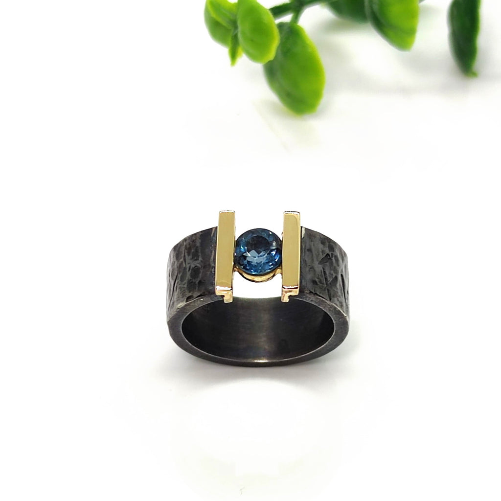 Anillo artesanal de plata oxidada, oro 18 kilates. Realizado por LARA joies Reus. Joya en plata y oro. Joia en plata i or. Anell i anillo. Joyas y anillos artesanales y personalizadas. Joieria LARA joies Reus. Joyeria LARA joies
