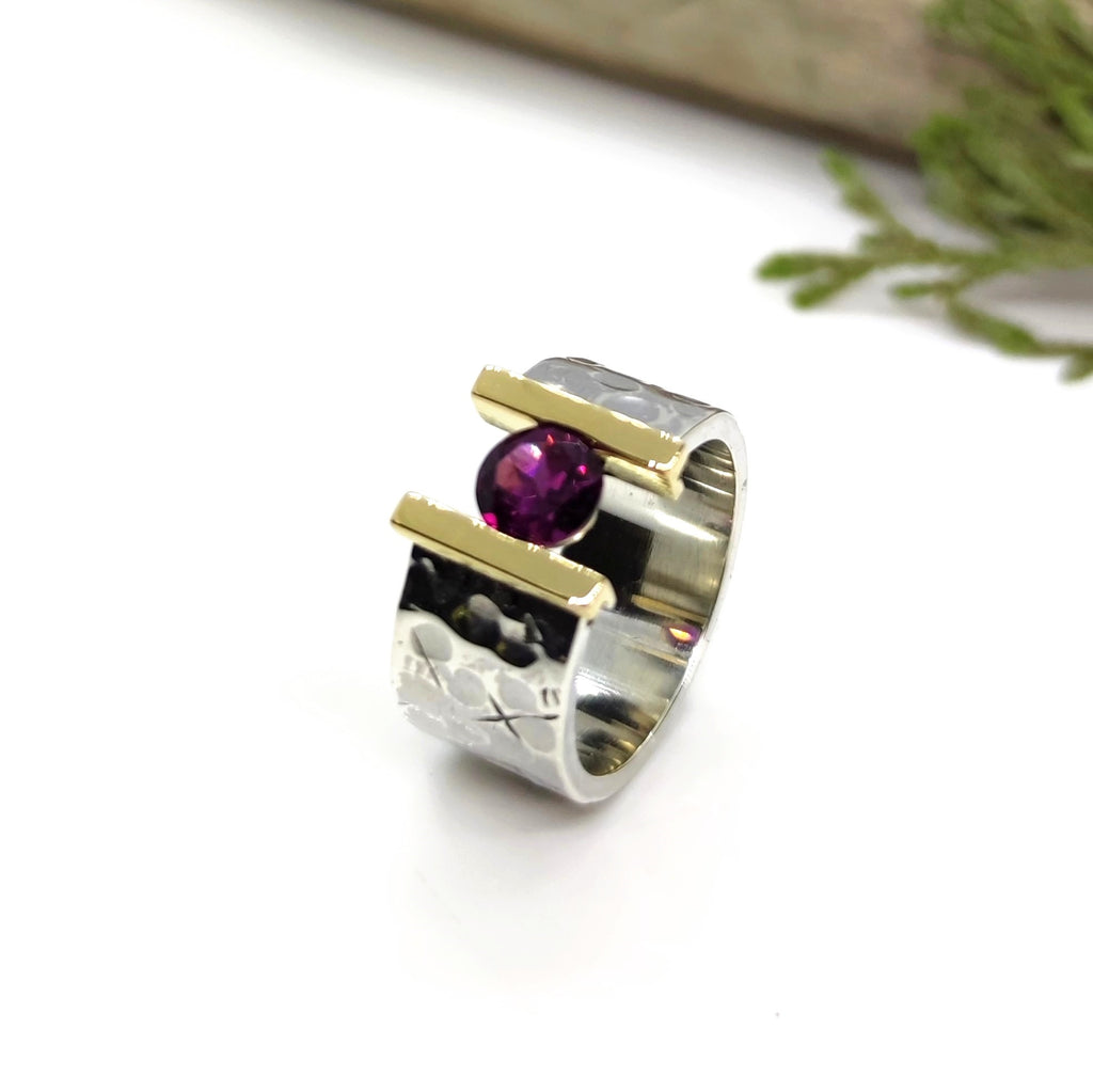 Anillo artesanal de plata oxidada, oro 18 kilates. Realizado por LARA joies Reus. Joya en plata y oro. Joia en plata i or. Anell i anillo. Joyas y anillos artesanales y personalizadas. Joieria LARA joies Reus. Joyeria LARA joies