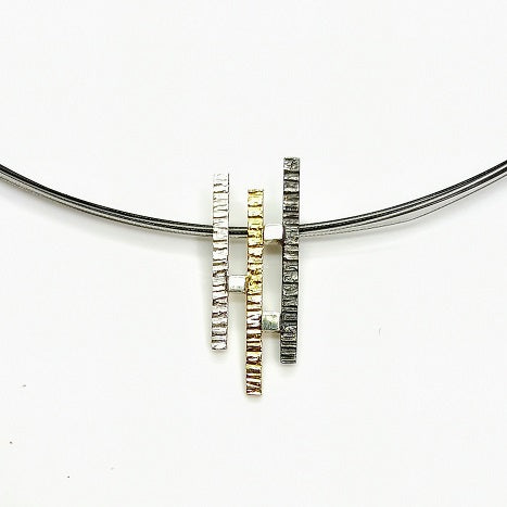 Colgante de LARA joies. Joya de plata, oro i diamate. Penjoll de plata, oro de 18 kt y diamate. Joia artesanal. Joya artesanal. Handmade. Jewell. Joieria LARA joies. Joyería LARA joies. Joyerías Reus. Joyería LARA joies. Joies artesanals i personalitzades.